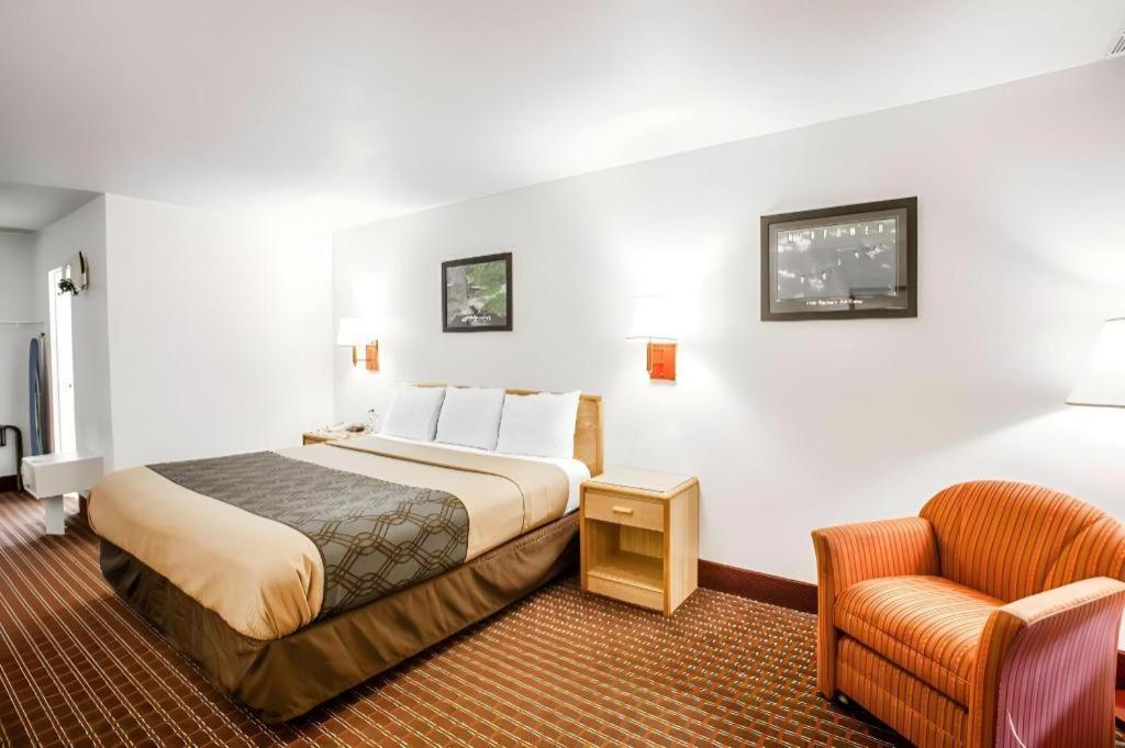 Econo Lodge Truman Inn Седалия Экстерьер фото