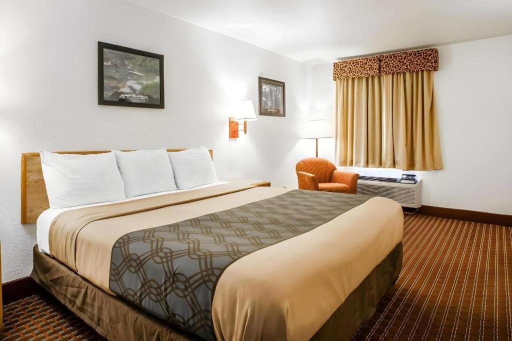 Econo Lodge Truman Inn Седалия Экстерьер фото