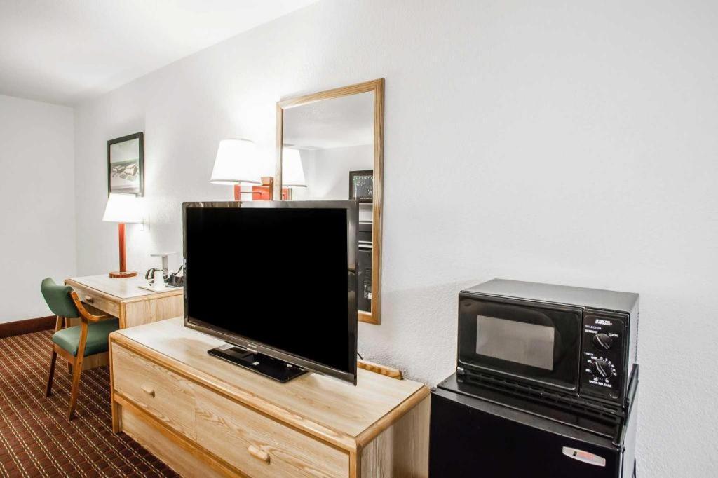 Econo Lodge Truman Inn Седалия Экстерьер фото