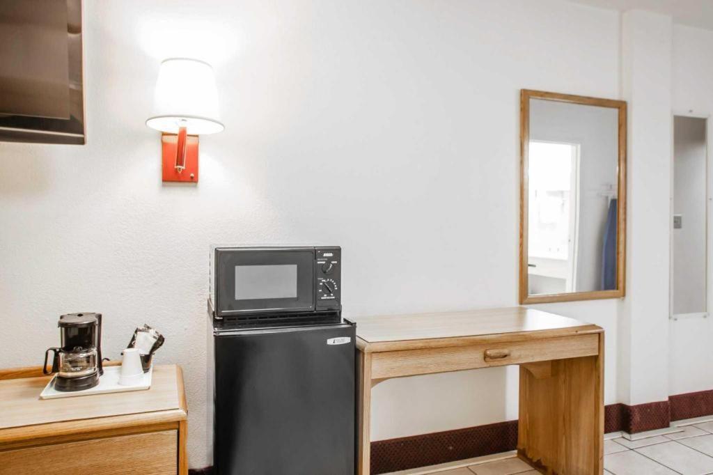 Econo Lodge Truman Inn Седалия Экстерьер фото