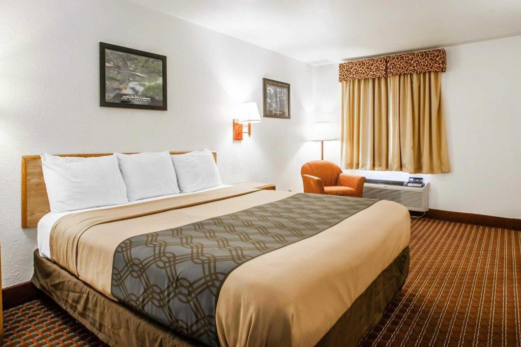Econo Lodge Truman Inn Седалия Экстерьер фото