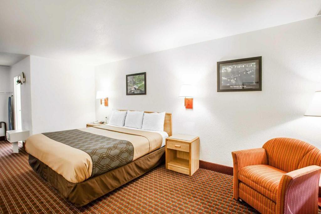 Econo Lodge Truman Inn Седалия Экстерьер фото