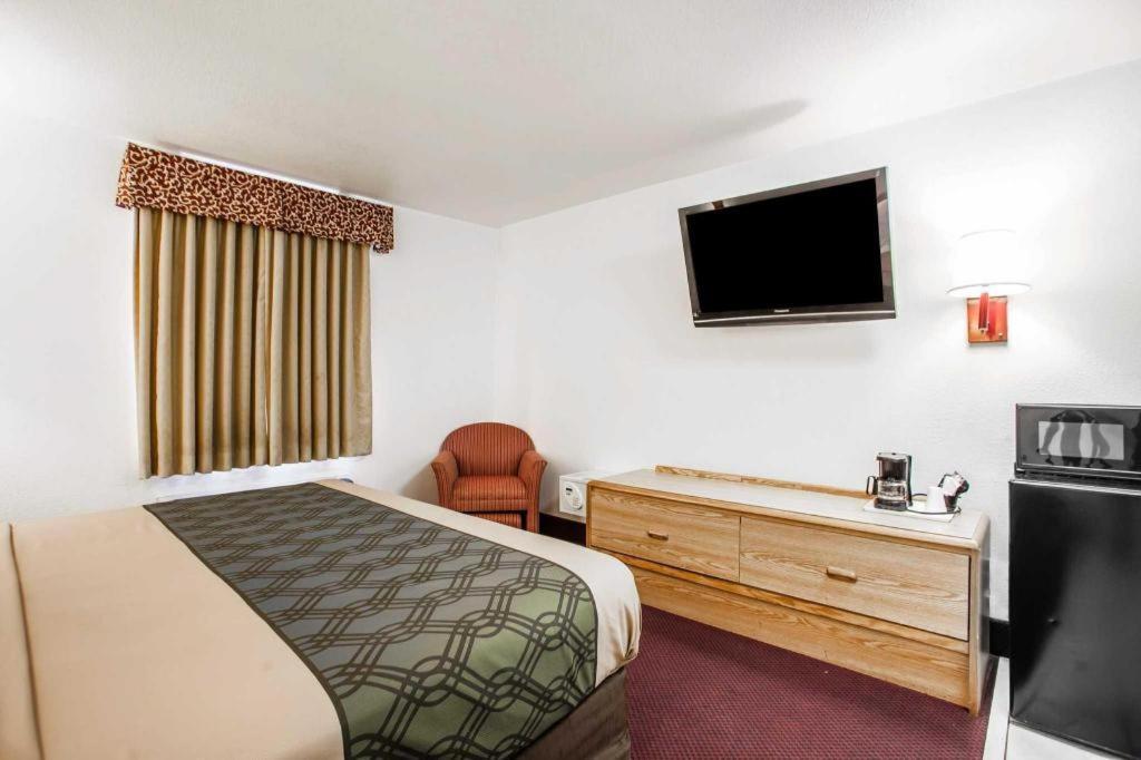 Econo Lodge Truman Inn Седалия Экстерьер фото