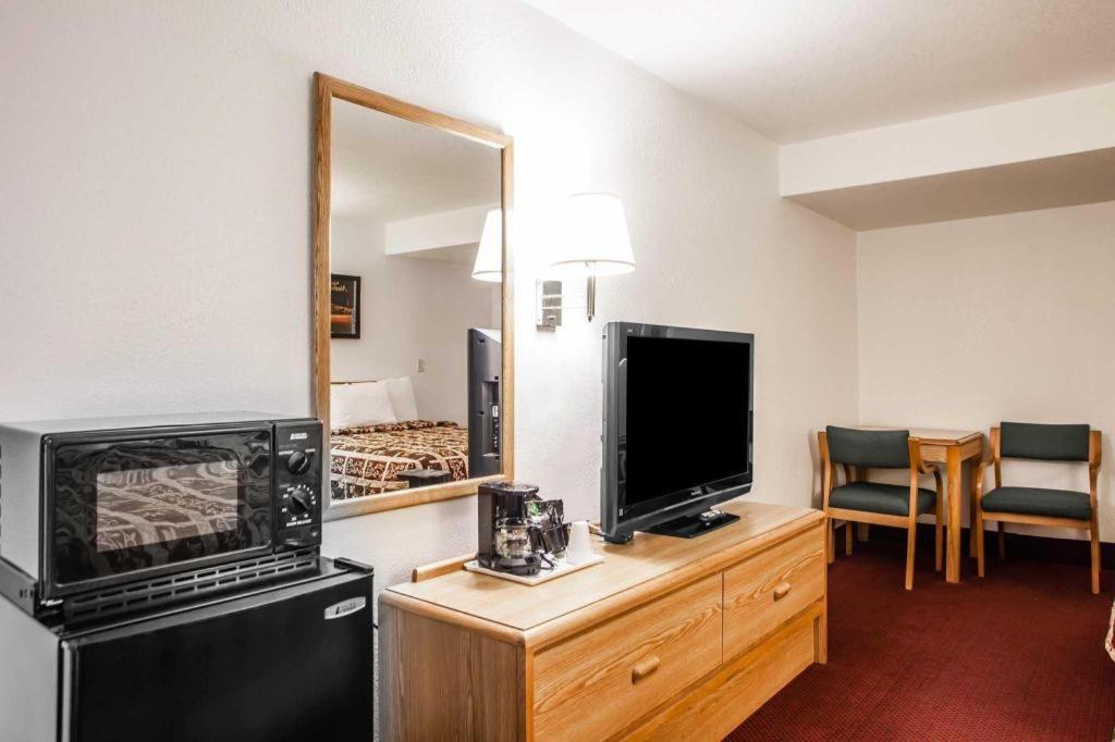 Econo Lodge Truman Inn Седалия Экстерьер фото