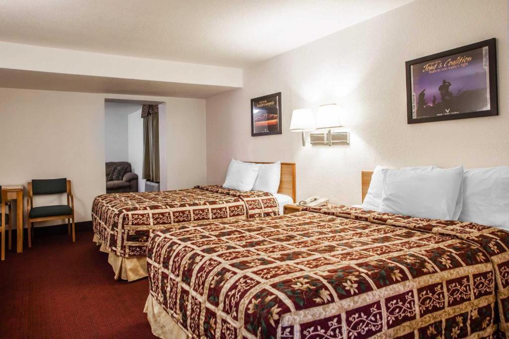 Econo Lodge Truman Inn Седалия Экстерьер фото