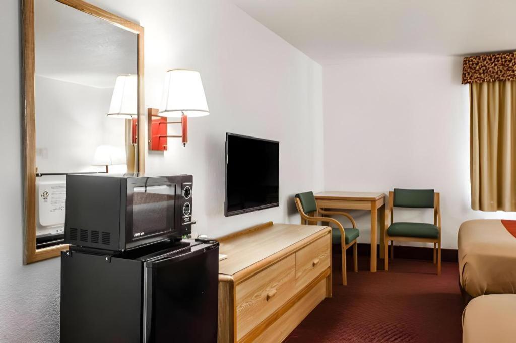 Econo Lodge Truman Inn Седалия Экстерьер фото
