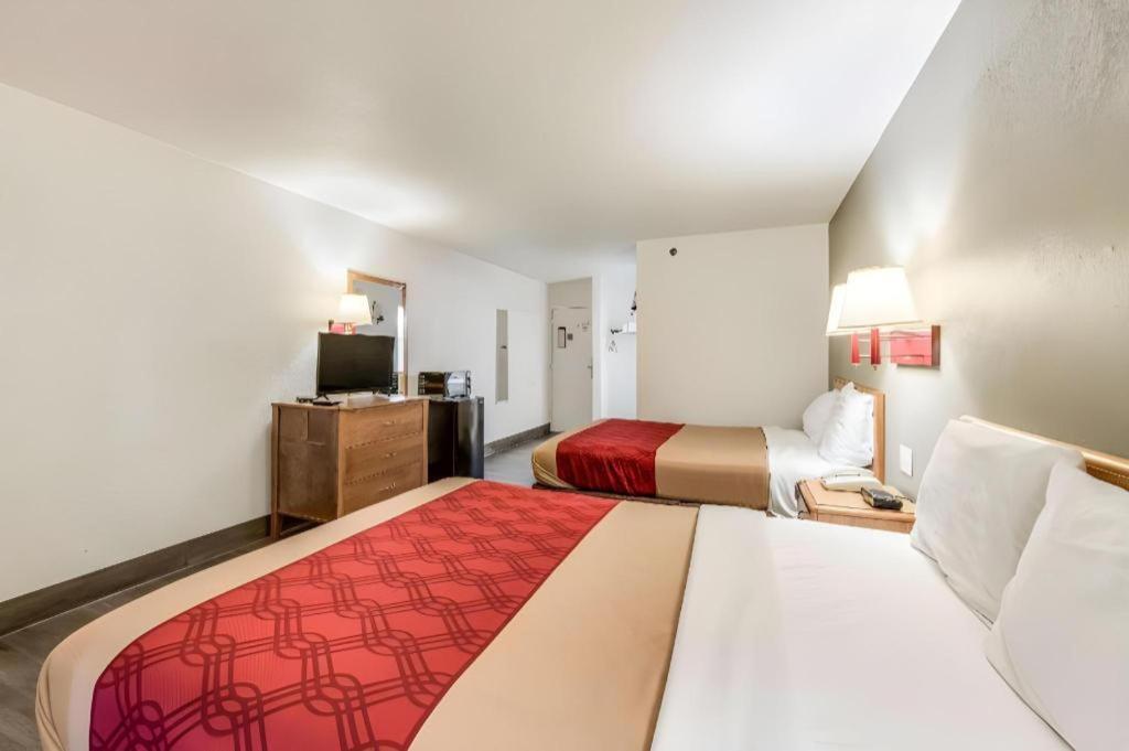Econo Lodge Truman Inn Седалия Экстерьер фото