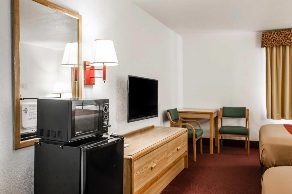 Econo Lodge Truman Inn Седалия Экстерьер фото