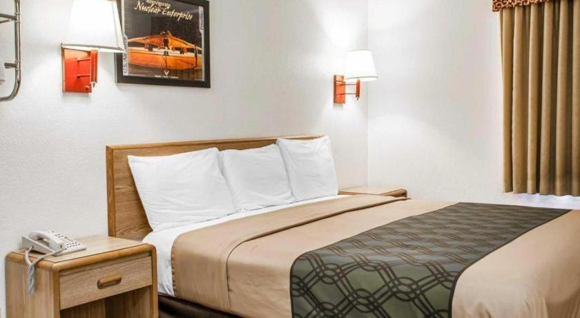 Econo Lodge Truman Inn Седалия Экстерьер фото