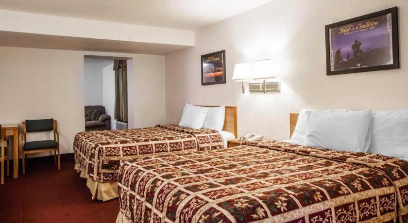 Econo Lodge Truman Inn Седалия Экстерьер фото