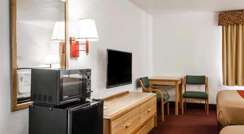 Econo Lodge Truman Inn Седалия Экстерьер фото