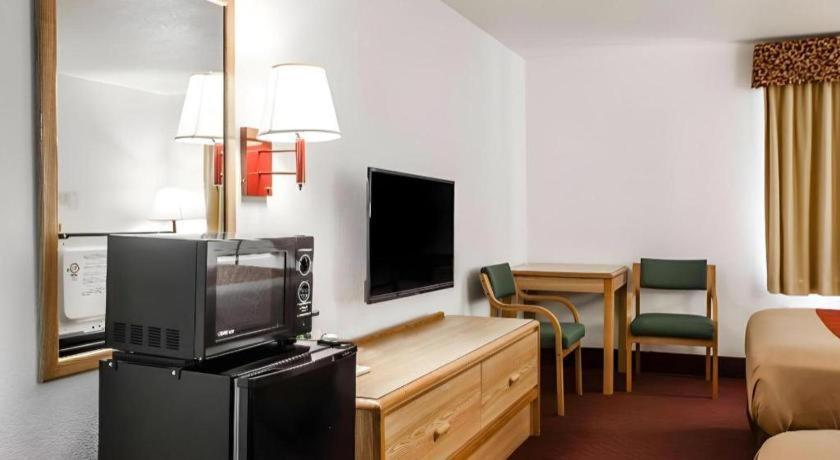 Econo Lodge Truman Inn Седалия Экстерьер фото