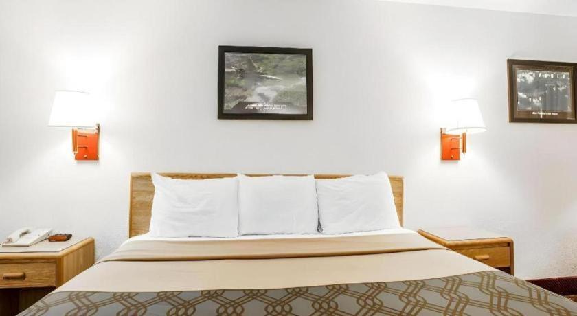 Econo Lodge Truman Inn Седалия Экстерьер фото