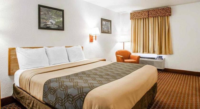 Econo Lodge Truman Inn Седалия Экстерьер фото