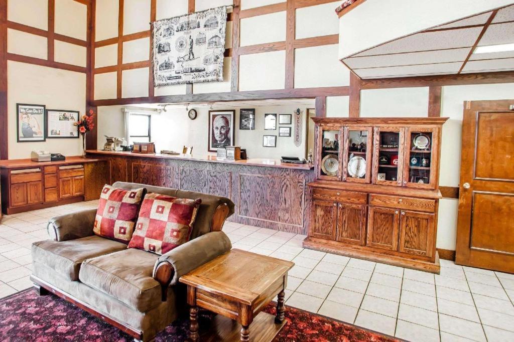Econo Lodge Truman Inn Седалия Экстерьер фото